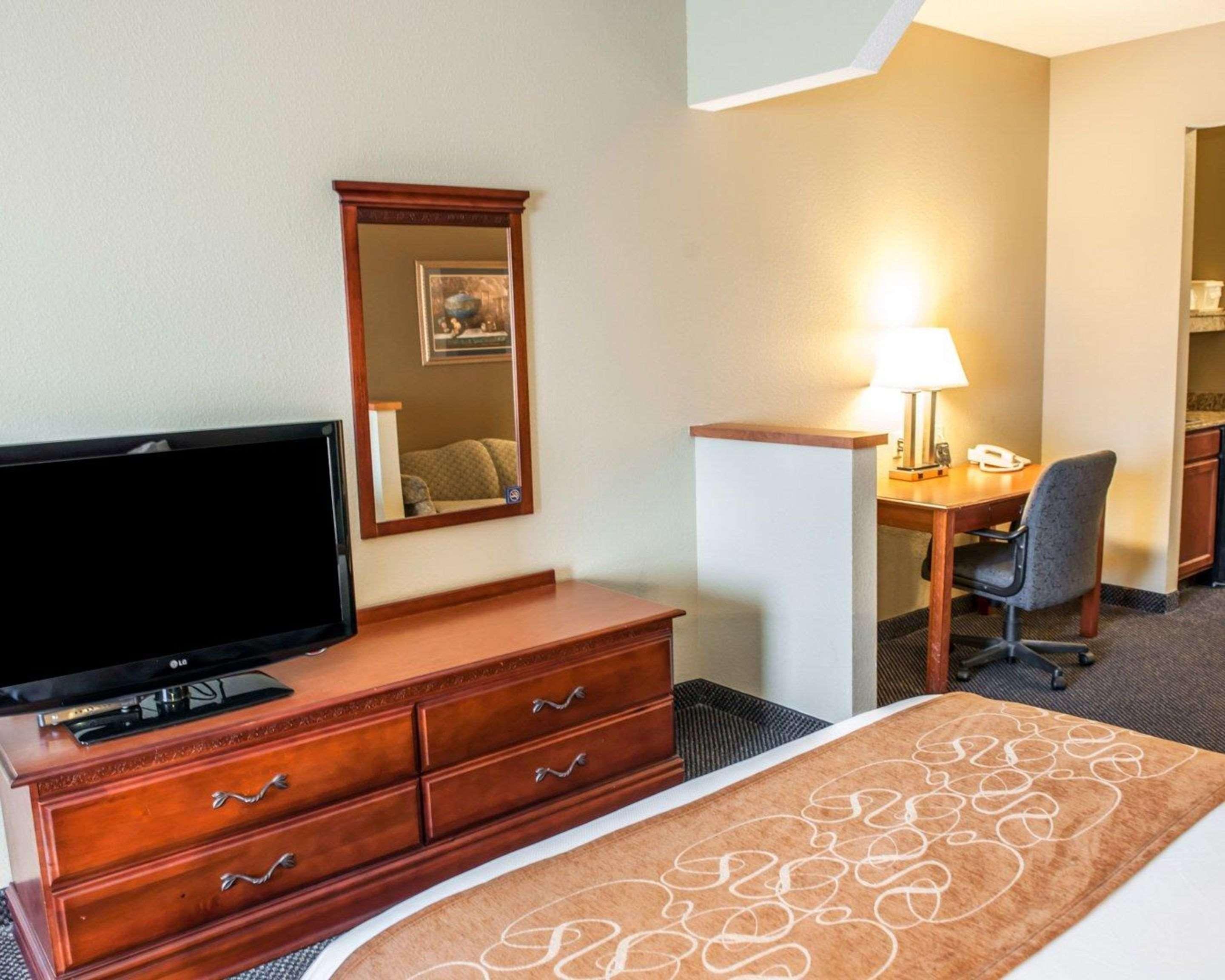 Comfort Suites Auburn Near I-69 Zewnętrze zdjęcie